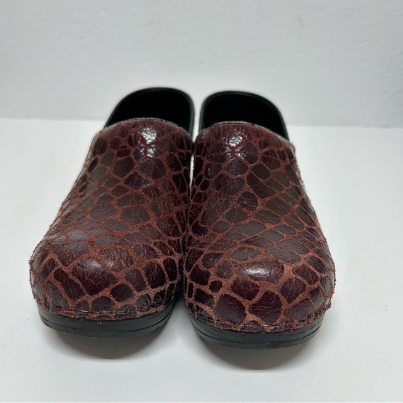 Sanita Danish Clogs EU 39 US 8.5 Maroon Leather Snake Skin Embossed Nursing Shoe - Picture 2 of 9